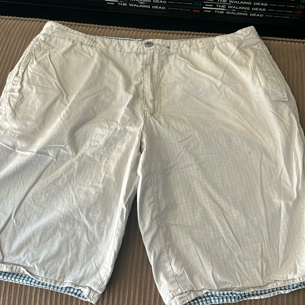 Men’s reversible tan/green&white checkered shorts.  Size 40